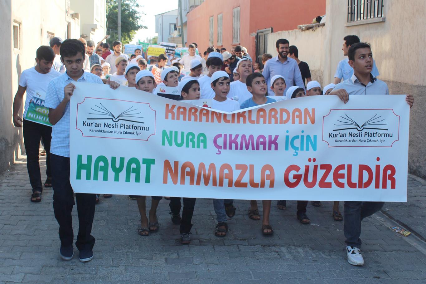 Kahtalı çocuklar namaz için yürüdü