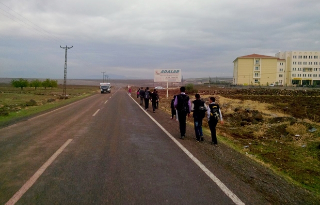Kaldırımı olmayan yol öğrenciler için tehlike saçıyor