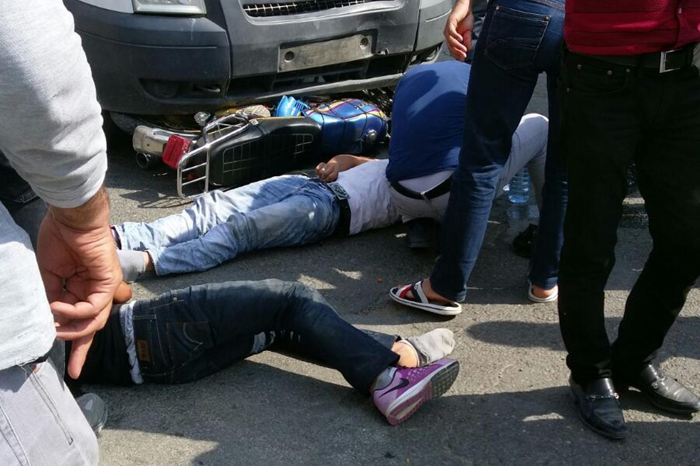 Kamyonet ile motosiklet çarpıştı: 2 yaralı
