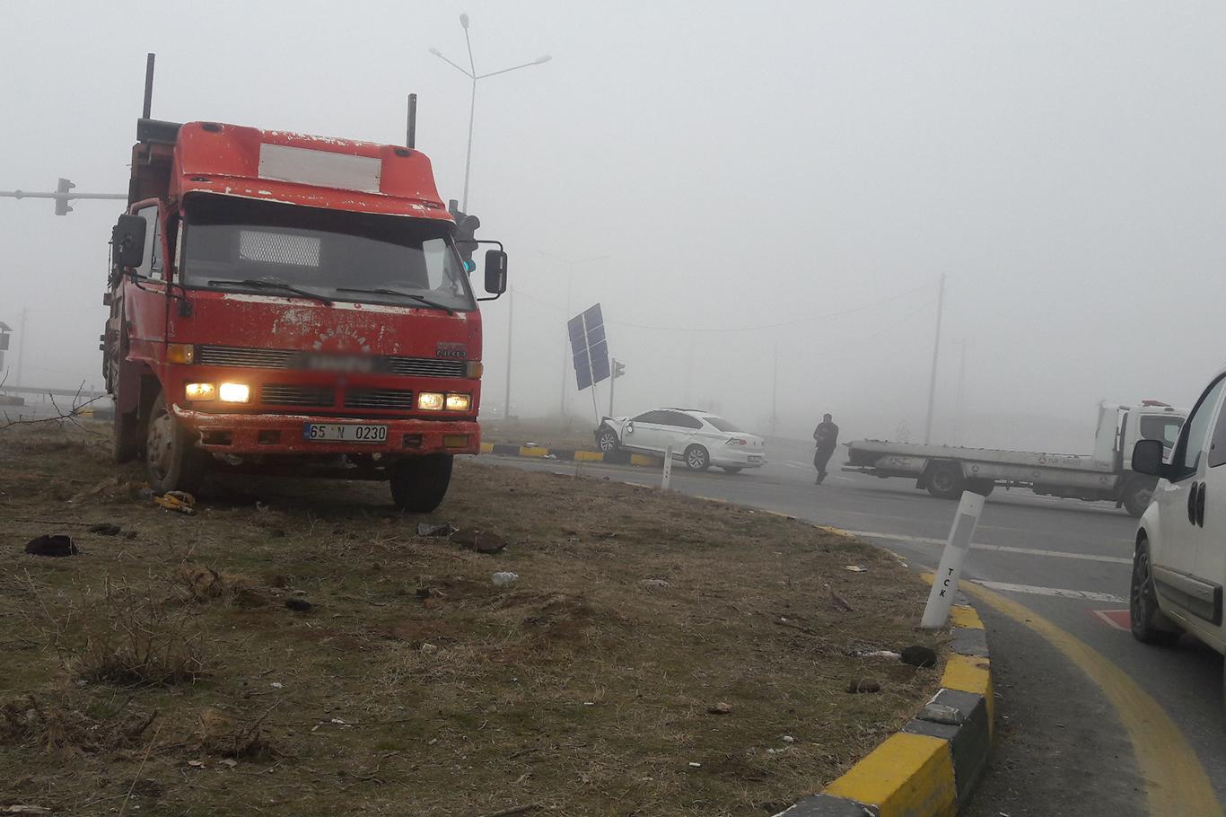 Kamyonet ile otomobil çarpıştı: 8 yaralı