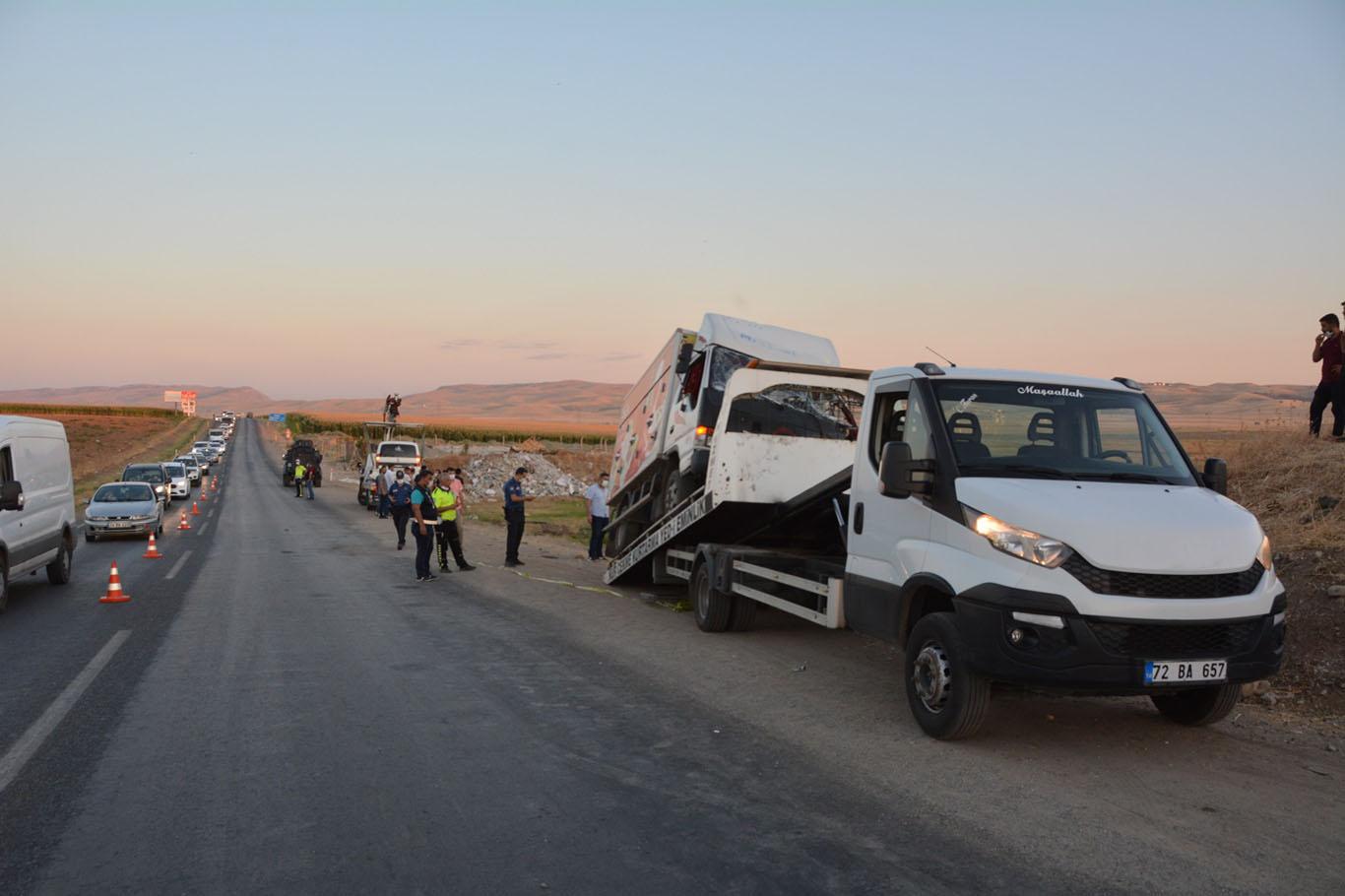 Kamyonet ile otomobil çarpıştı: Bir ölü, 4 yaralı