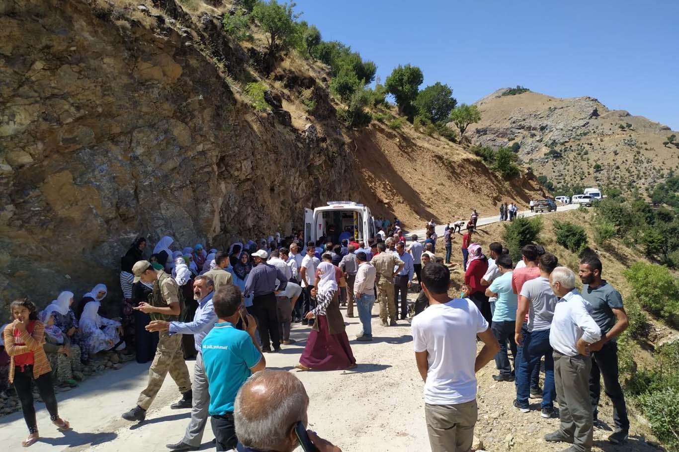 Kamyonet şarampole yuvarlandı: 2 ölü 3 yaralı