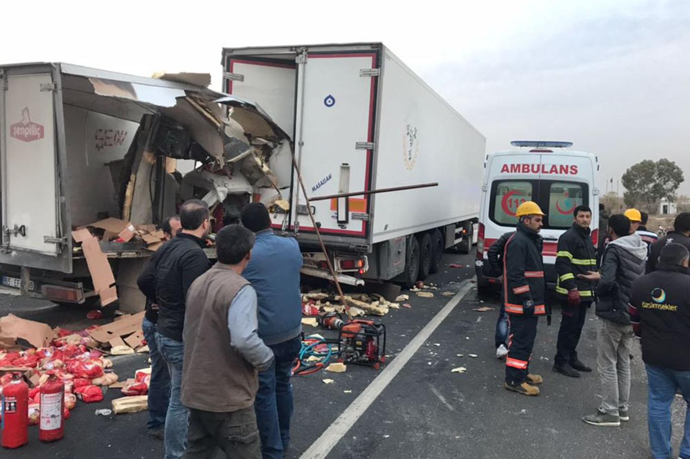 Kamyonet TIR'a arkadan çarptı: Bir ölü