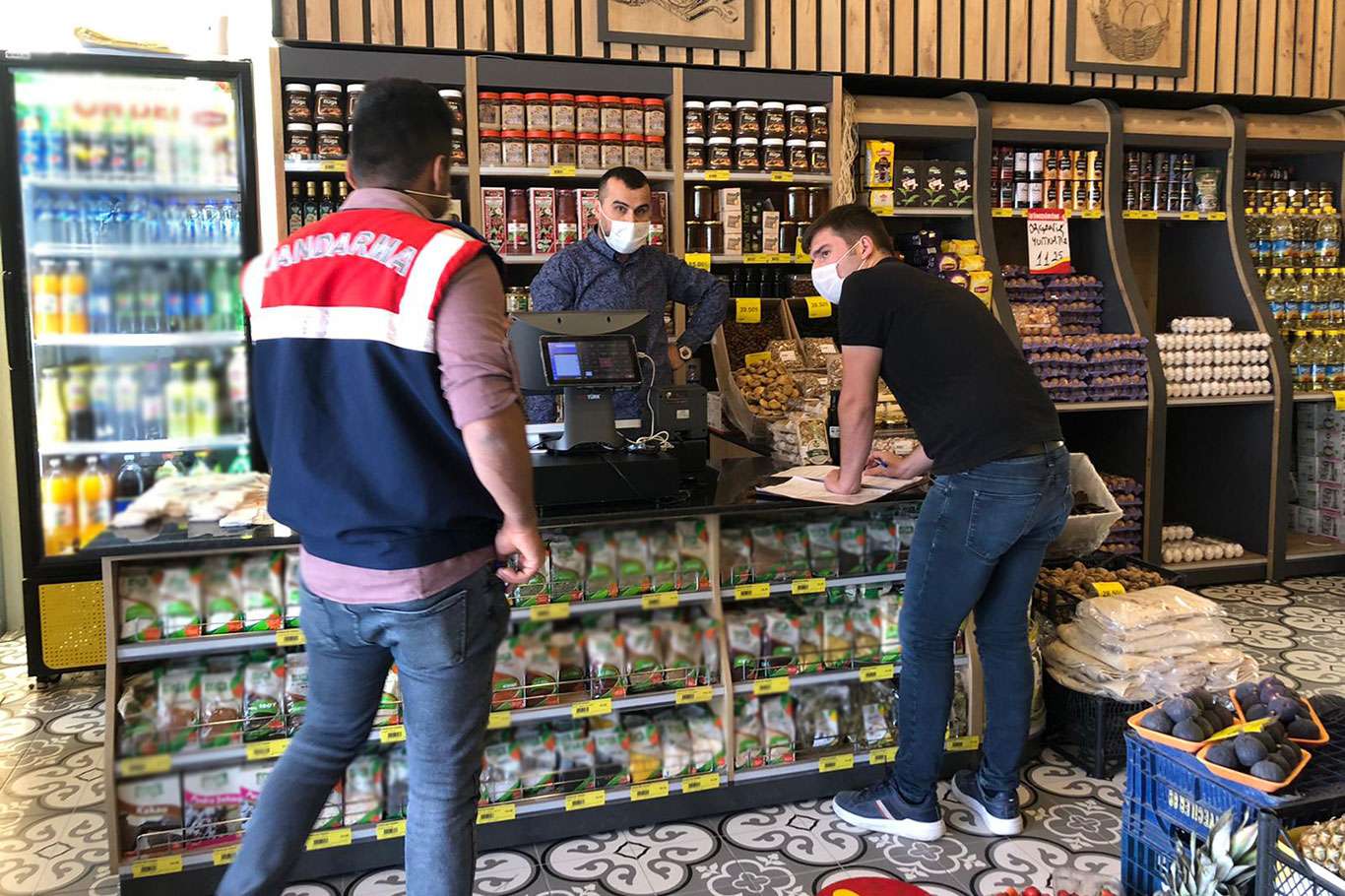 Karantina tedbirlerine uymayan 3 kişiye 9 bin TL ceza 