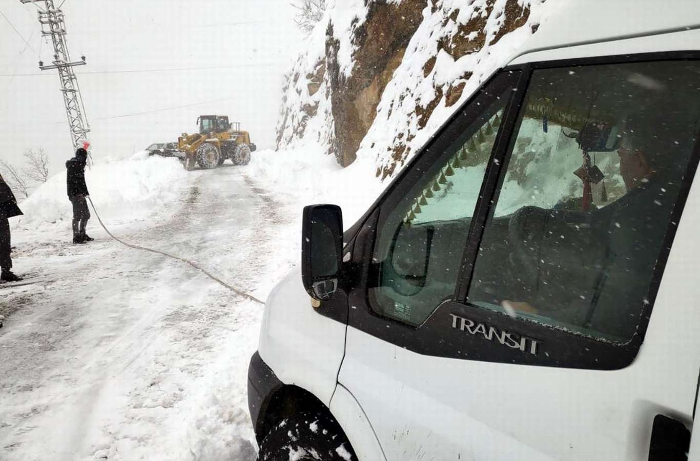 Karda mahsur kalan yolcu minibüsü kurtarıldı