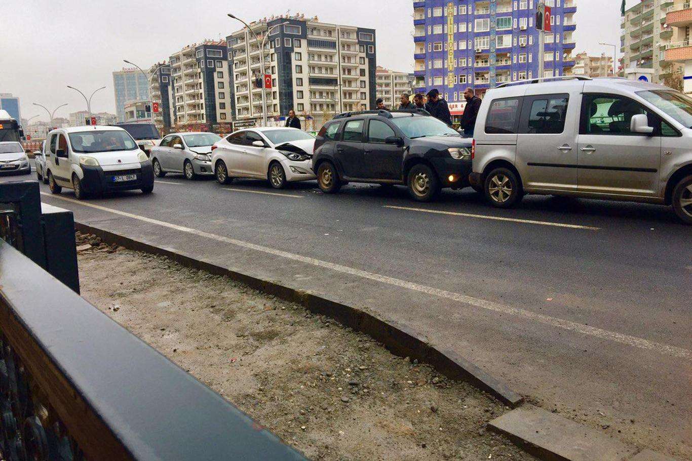 Karlı havalarda zincirleme kazaya dikkat edilmeli!