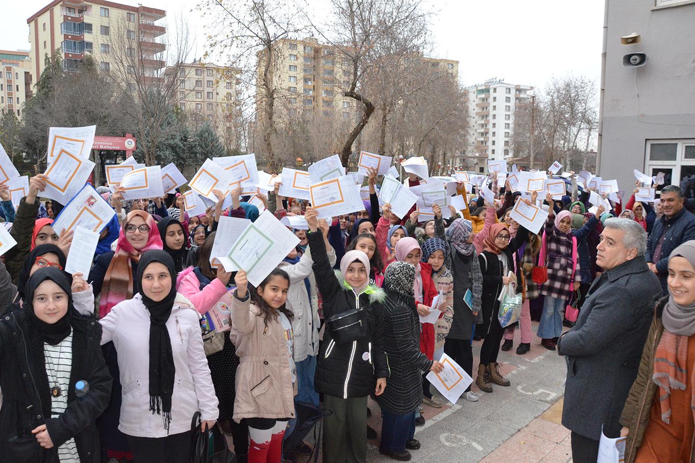 ​Karne alan öğrenciler duygularını paylaştı