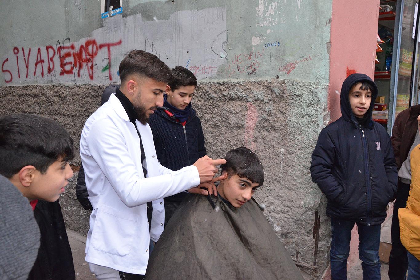    Karnesinde zayıf notu olan çocuklar tıraş edilerek sevindirildi