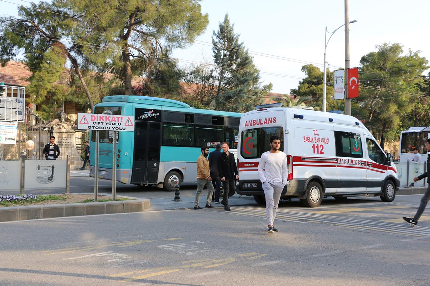 Karşıya geçmek isteyen genç kıza özel halk otobüsü çarptı