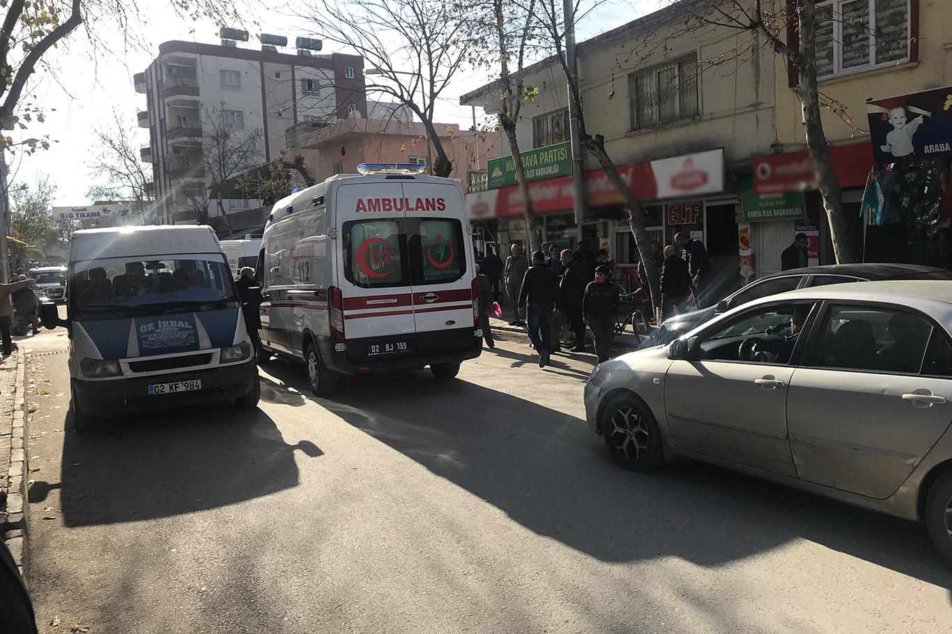 Karşıya geçmeye çalışan çocuğa otomobil çarptı
