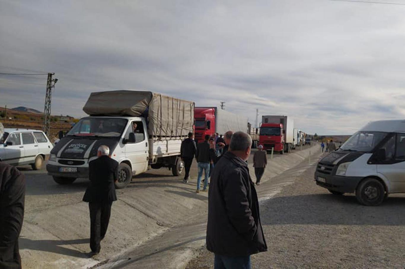 Kavşak isteyen köylüler yolu trafiğe kapattı