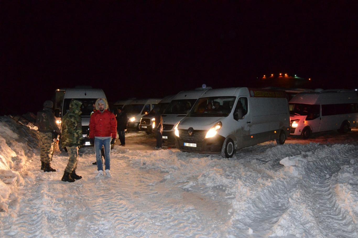 Kayak merkezinde mahsur kalan 700 öğrenci kurtarıldı