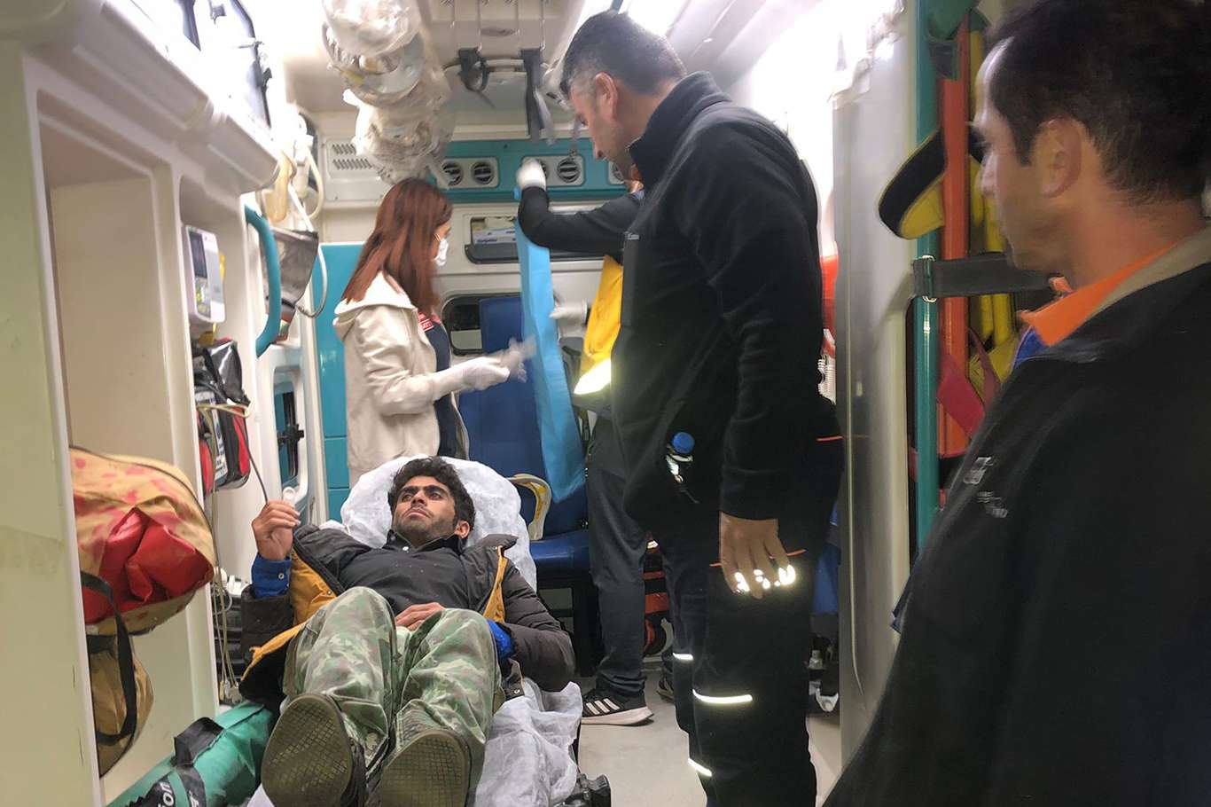 Kayalıklarda mahsur kalan düzensiz göçmen kurtarıldı