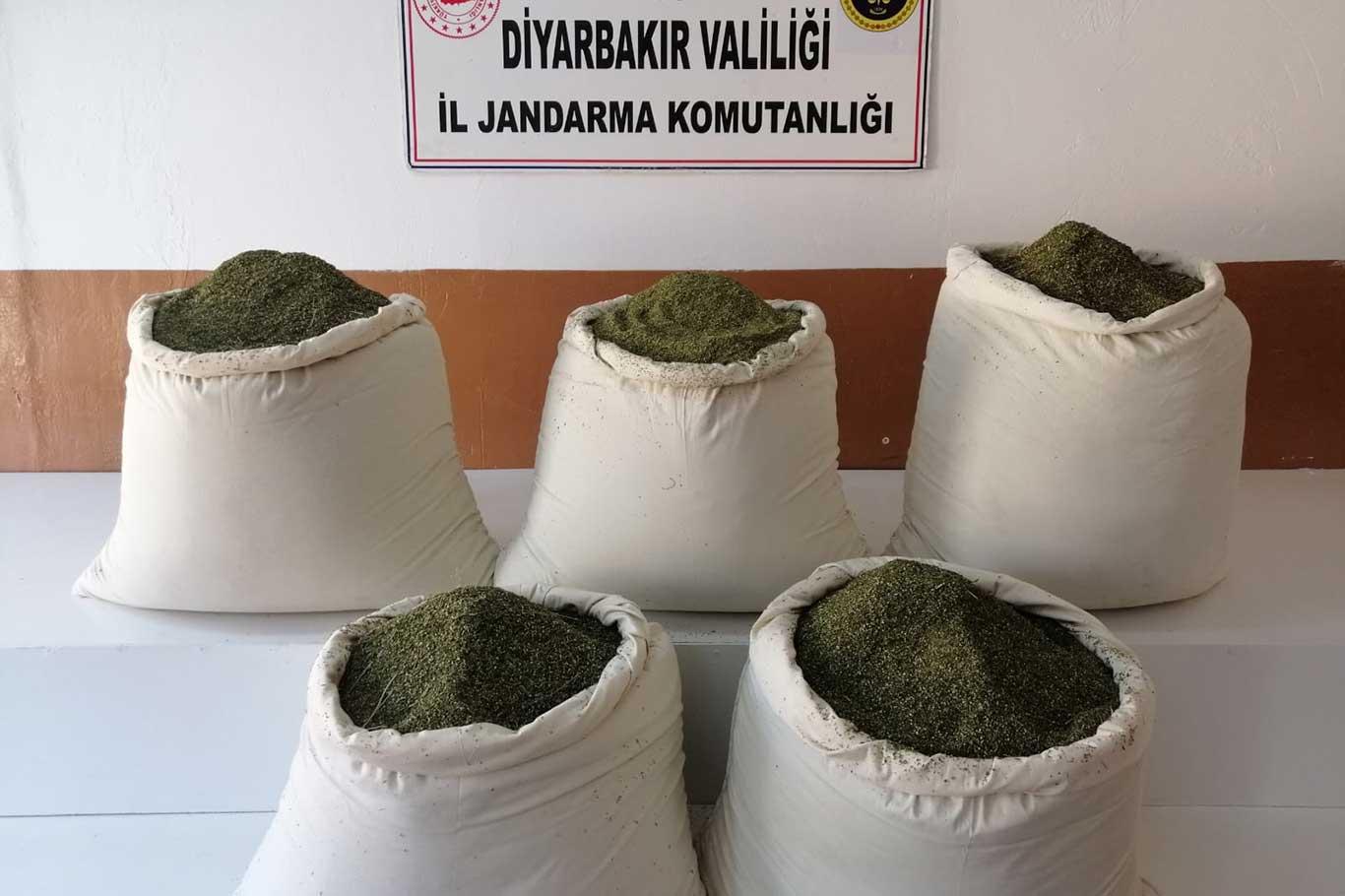 Kayalıkların içine gizlenmiş 158 kilogram esrar ele geçirildi