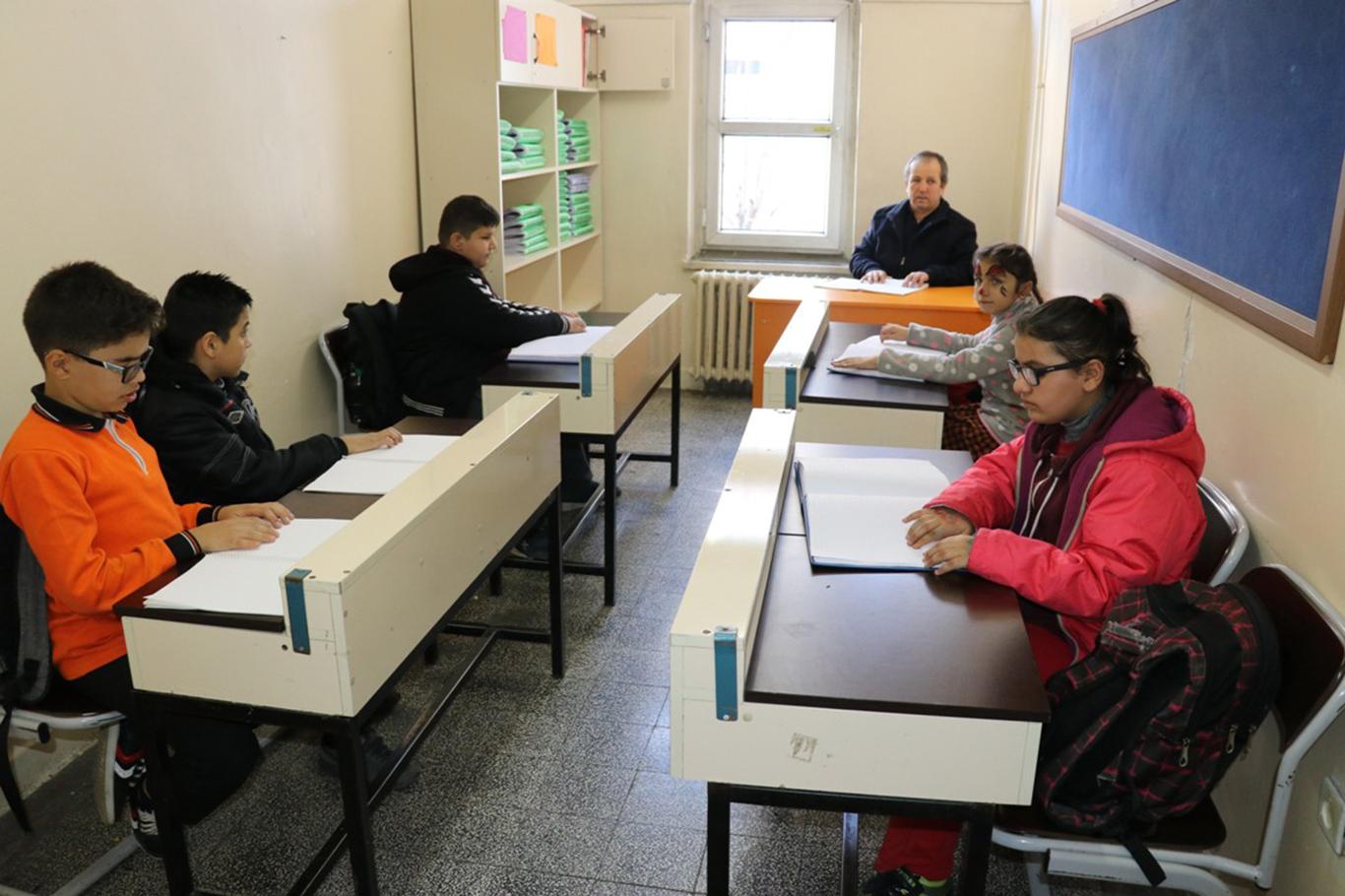 Kendisi gibi görme engellilere Kur’an-ı Kerim öğretiyor