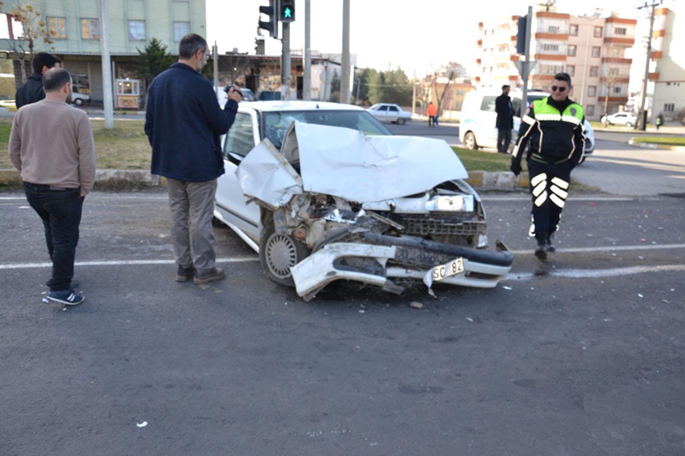 Otomobil kırmızı ışıkta duran araca çarptı: Biri ağır 4 yaralı