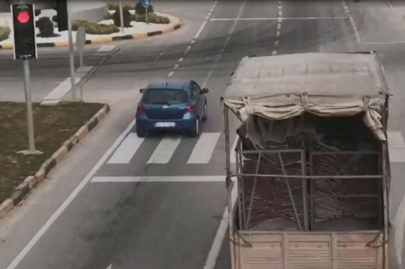 Kırmızı ışıkta geçen sürücülere para cezası verildi