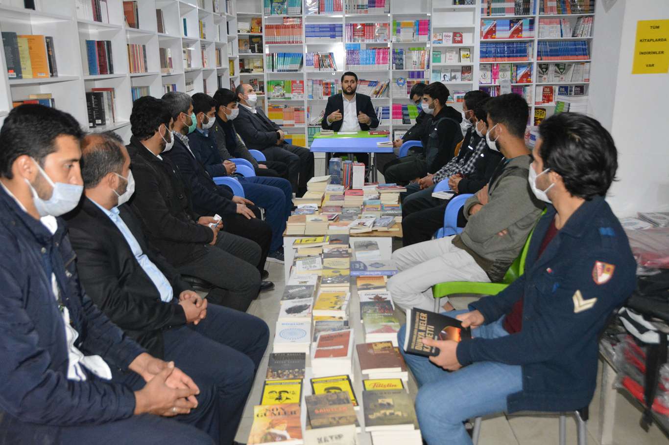 Kitabevinde buluşarak okumanın önemine dikkat çektiler