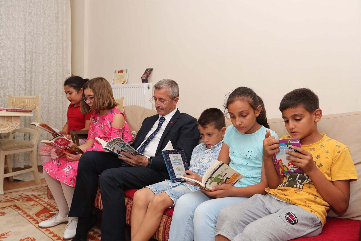 "Kitap okumayı alışkanlık haline getirmeliyiz"