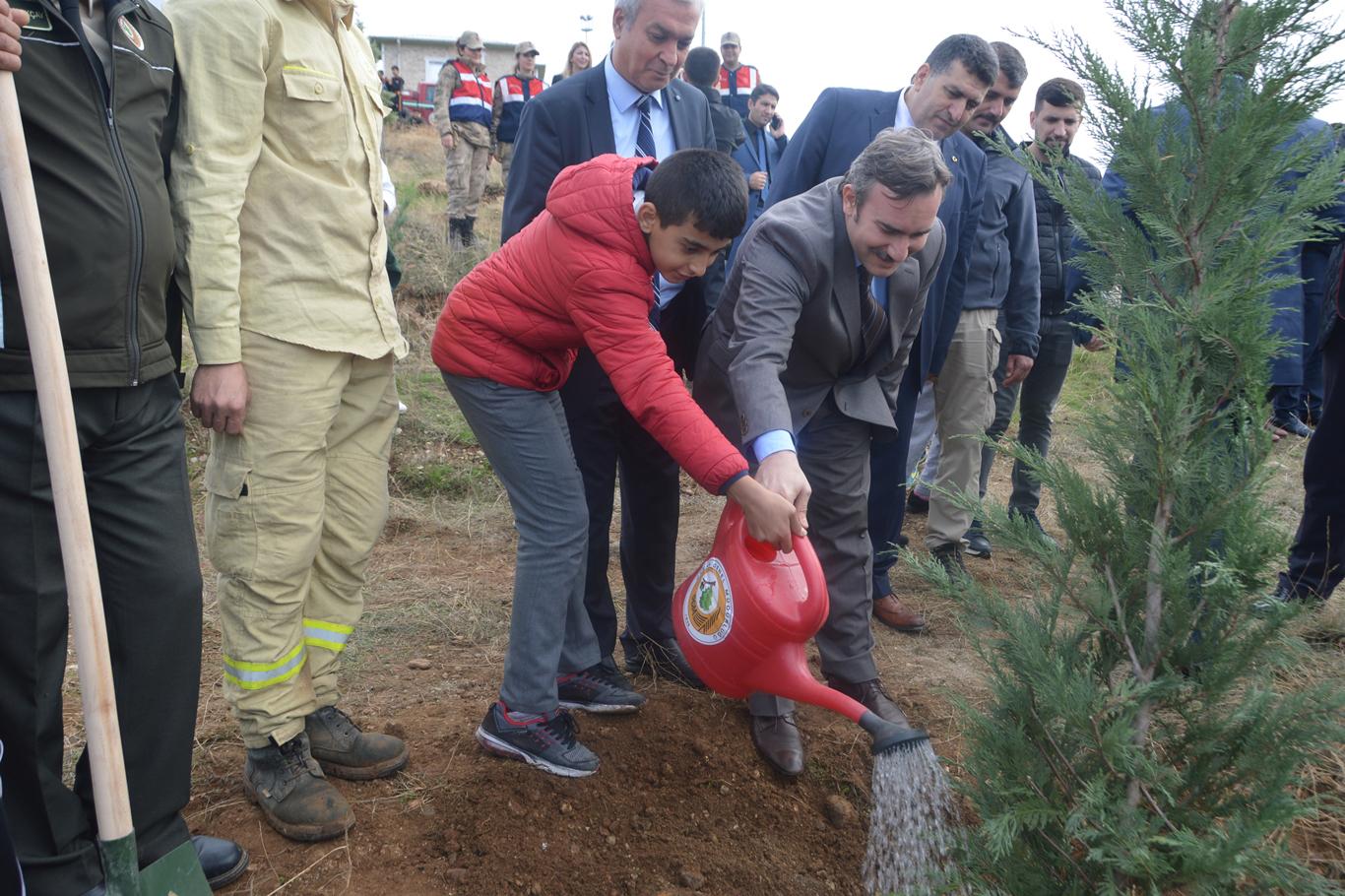 ​"Kıyametin kopacağını bilseniz elinizdeki fidanı dikiniz"