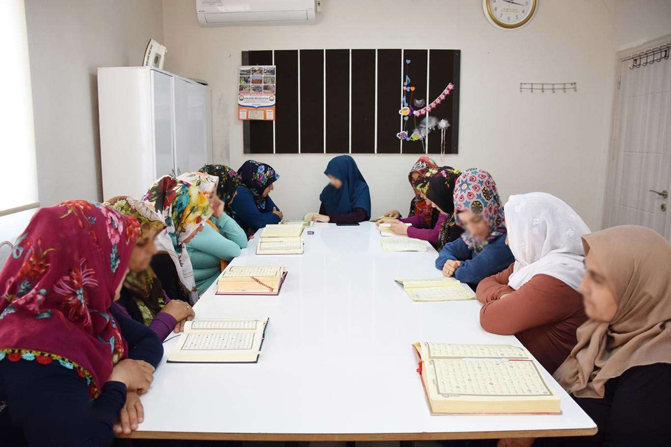KKTC "laiklik ilkesine aykırı olduğu" bahanesiyle Kur'an kurslarını kapatıyor