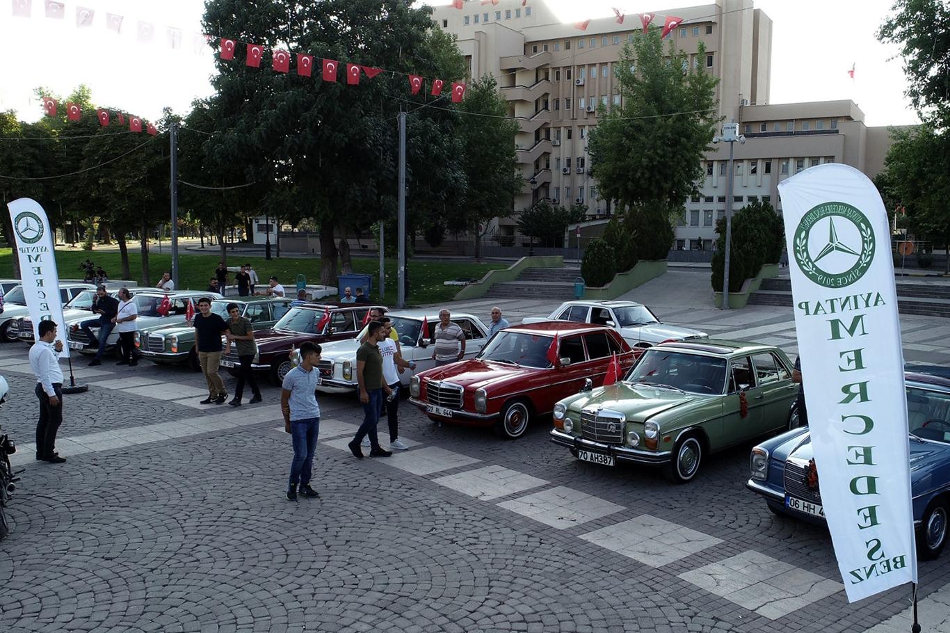 Klasik otomobil ve motosikletlerden şehir turu