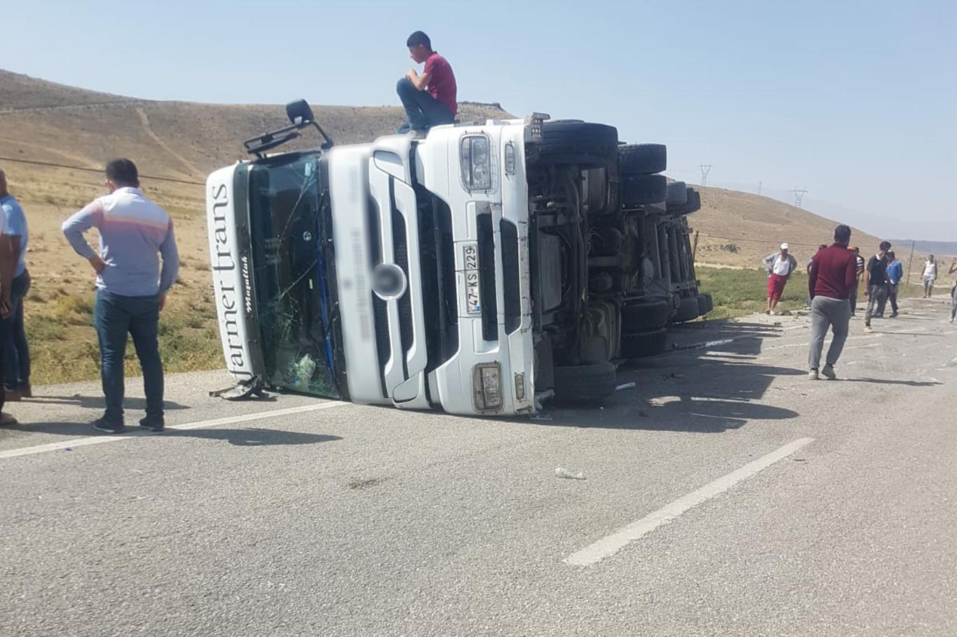 Kontrolden çıkan TIR devrildi