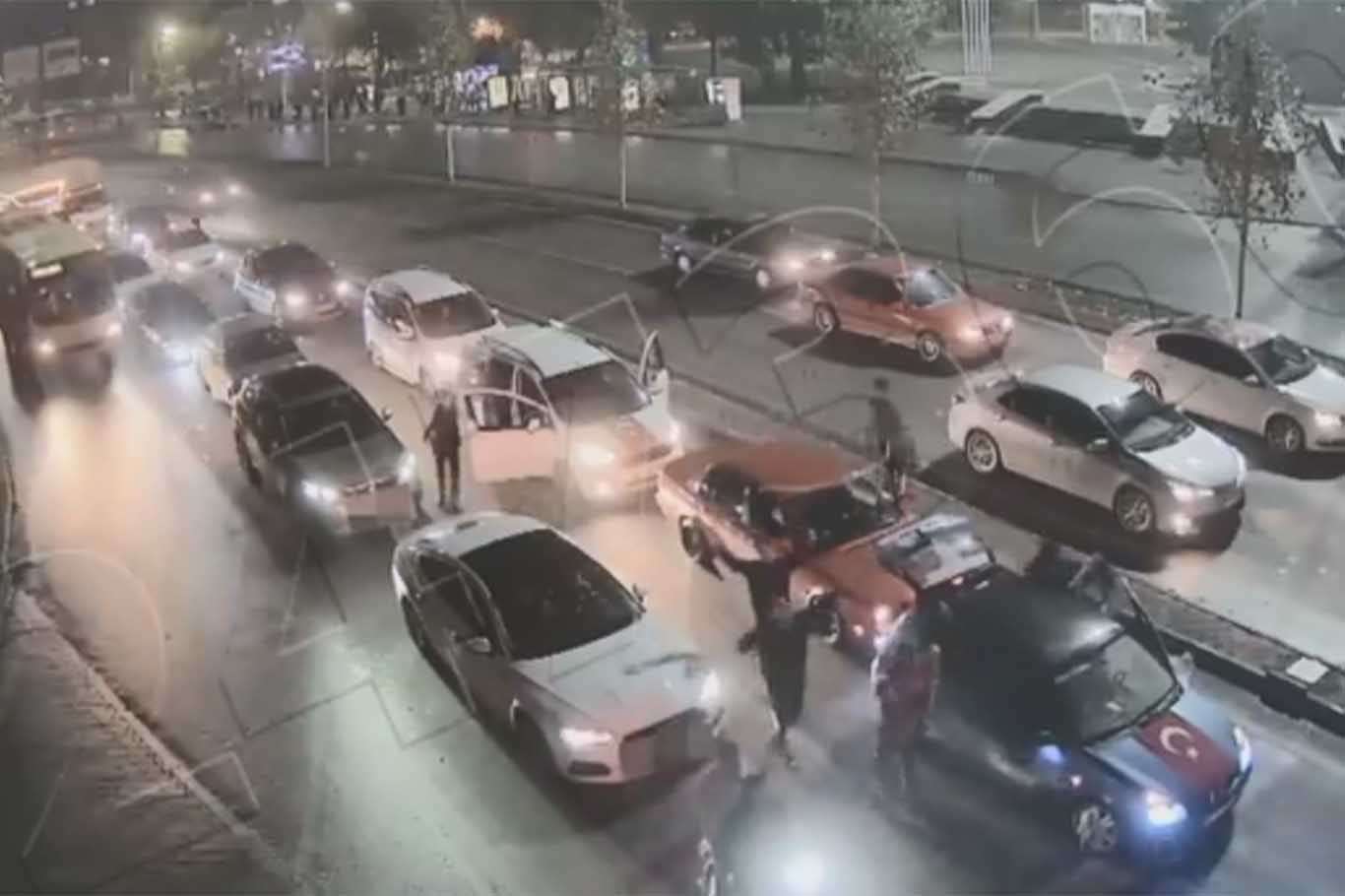 Konvoy yaparak yolu trafiğe kapatan sürücülere para cezası verildi