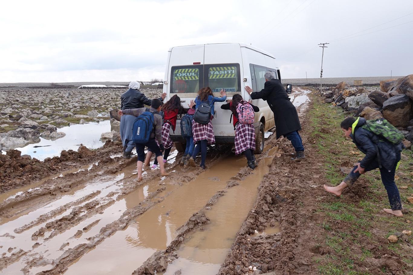 Köylülerin bitmeyen yol çilesi