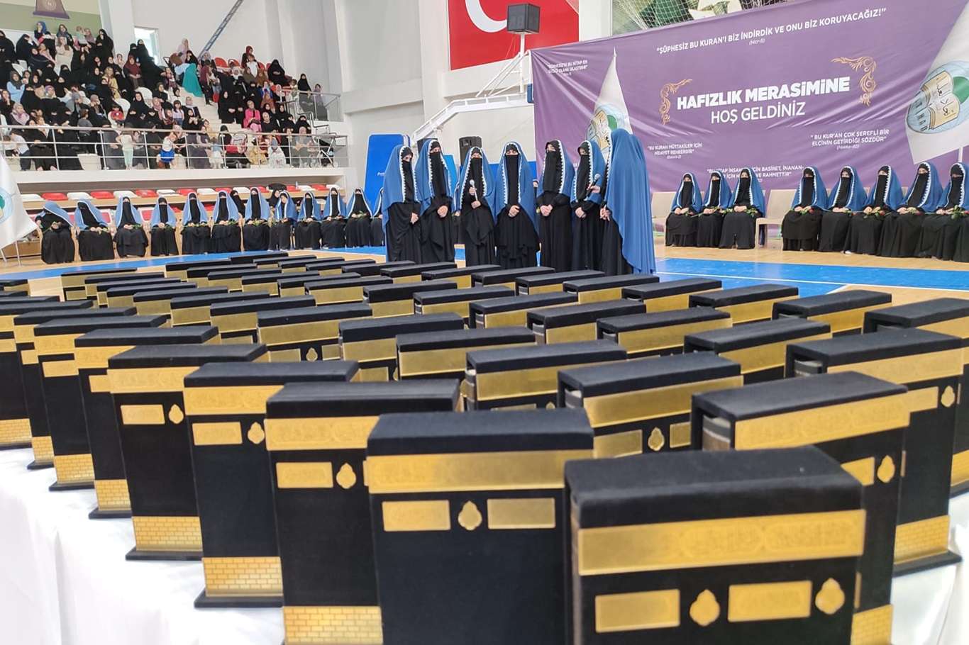 ​Kur'an-ı Kerim'i ezberleyen 45 hafize için tören düzenlendi