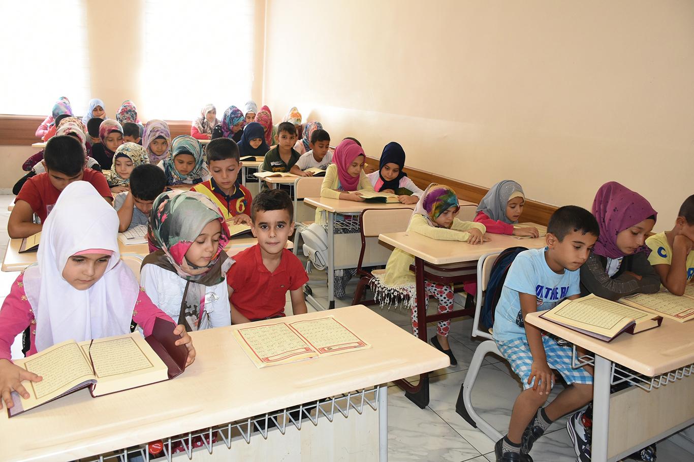 Kur’an-ı Kerim’i öğrenmenin mutluluğunu yaşıyorlar