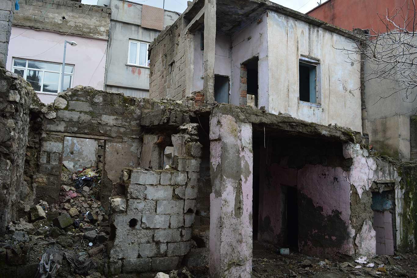 Madde bağımlılarının mesken tutuğu harabe evin yıkılmamasına vatandaşlardan tepki geldi