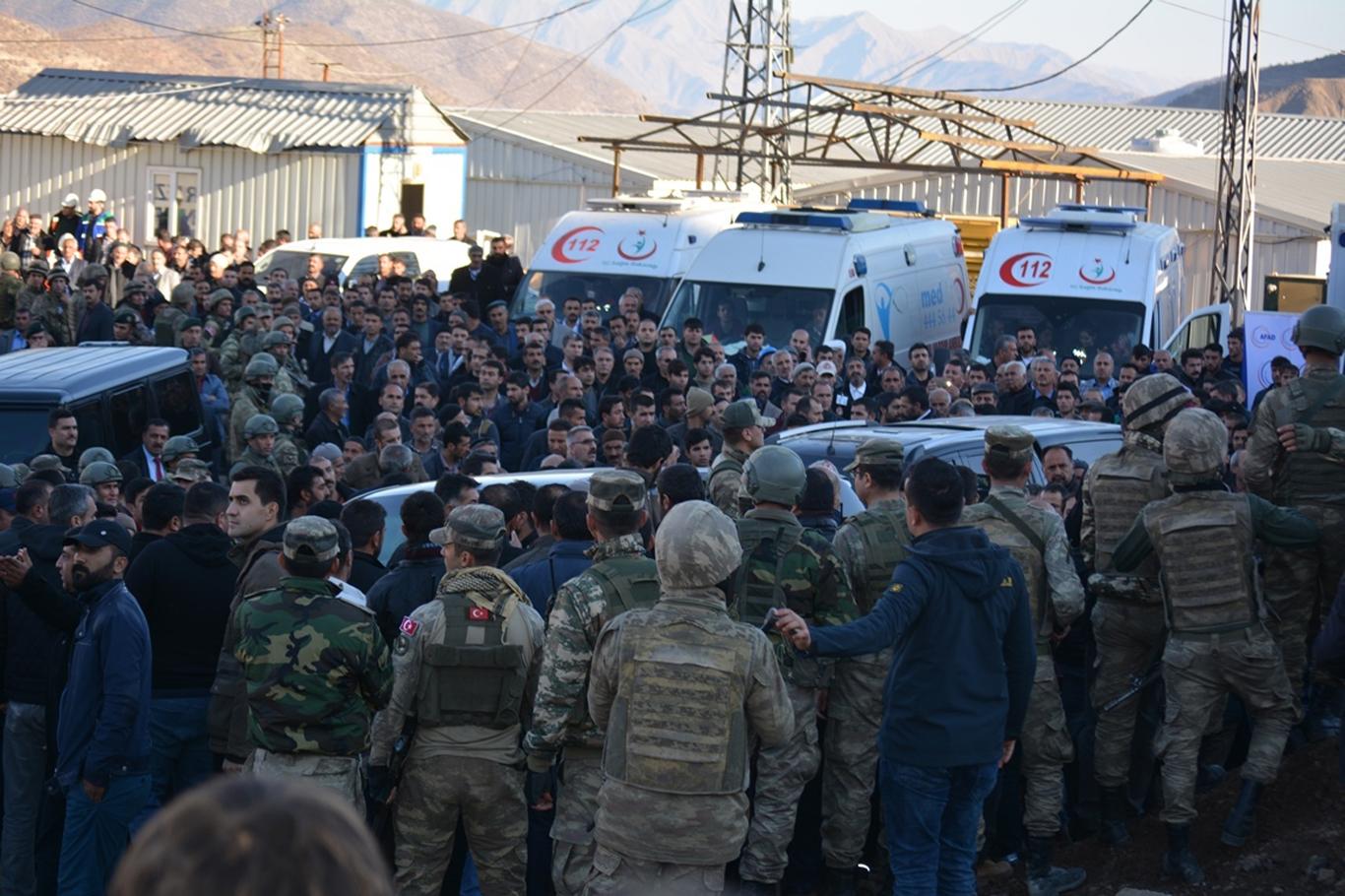 Maden işçilerinin yakınları arama çalışmalarını protesto etti