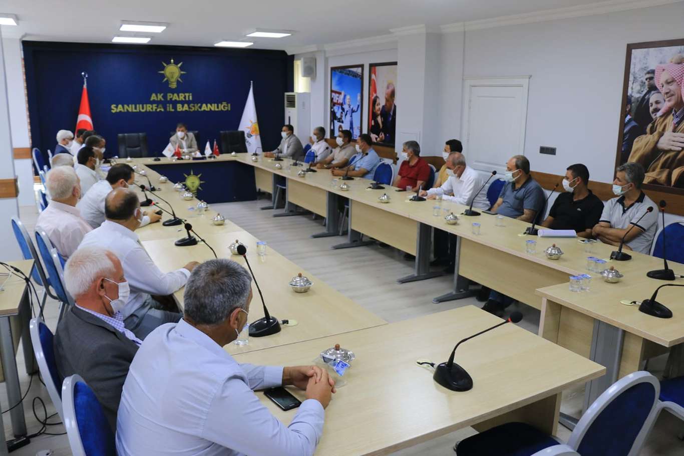 Mahalle muhtarları sorunlarının çözümü için AK Parti Şanlıurfa İl Başkanlığına gitti              