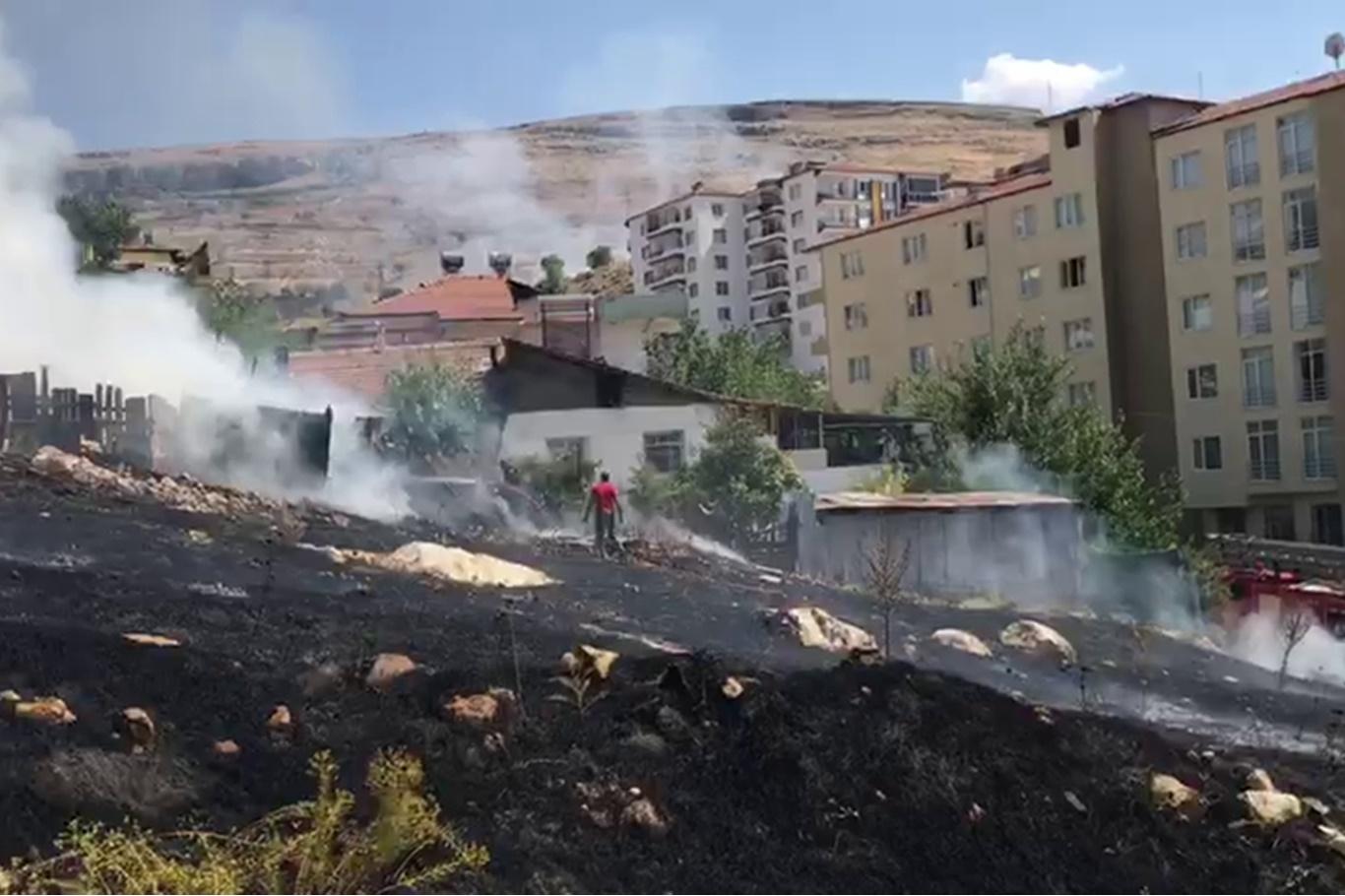 Malatya’da bir mahallede çıkan yangın korku dolu anlar yaşattı