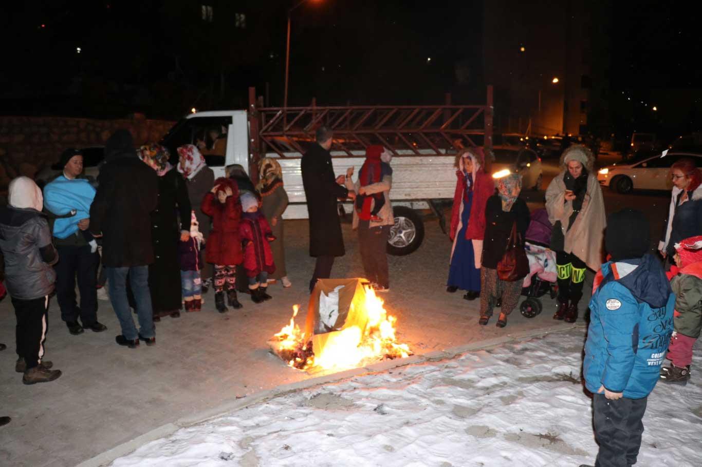 Malatyalılar deprem nedeniyle geceyi dışarıda geçiriyor