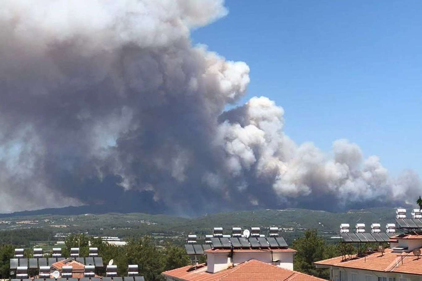 Manavgat'ta orman yangını yerleşim yerlerine sıçradı: 5 mahalle boşaltıldı  