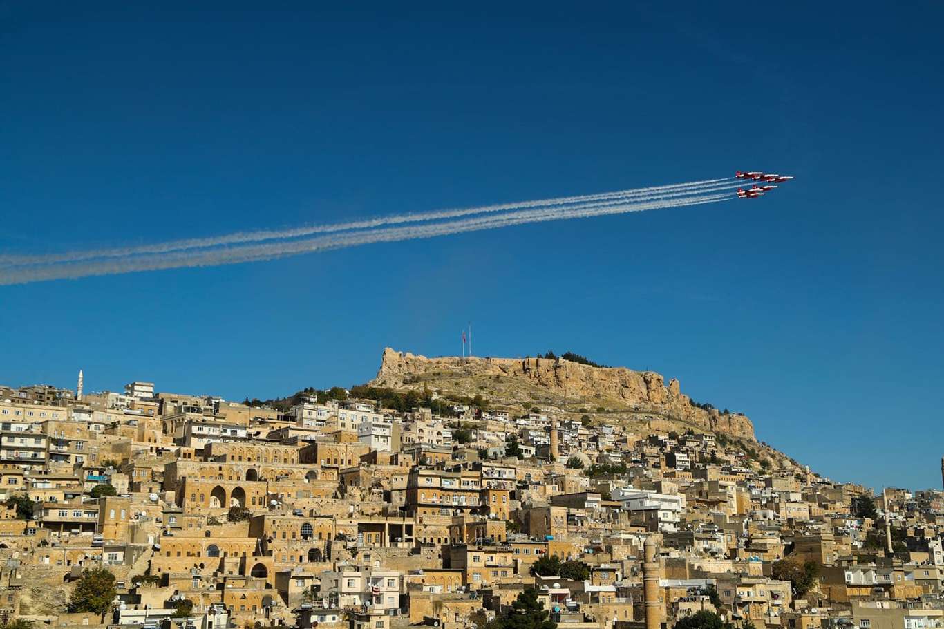 Mardin semalarındaki gösteri uçuşu renkli görüntüler oluşturdu