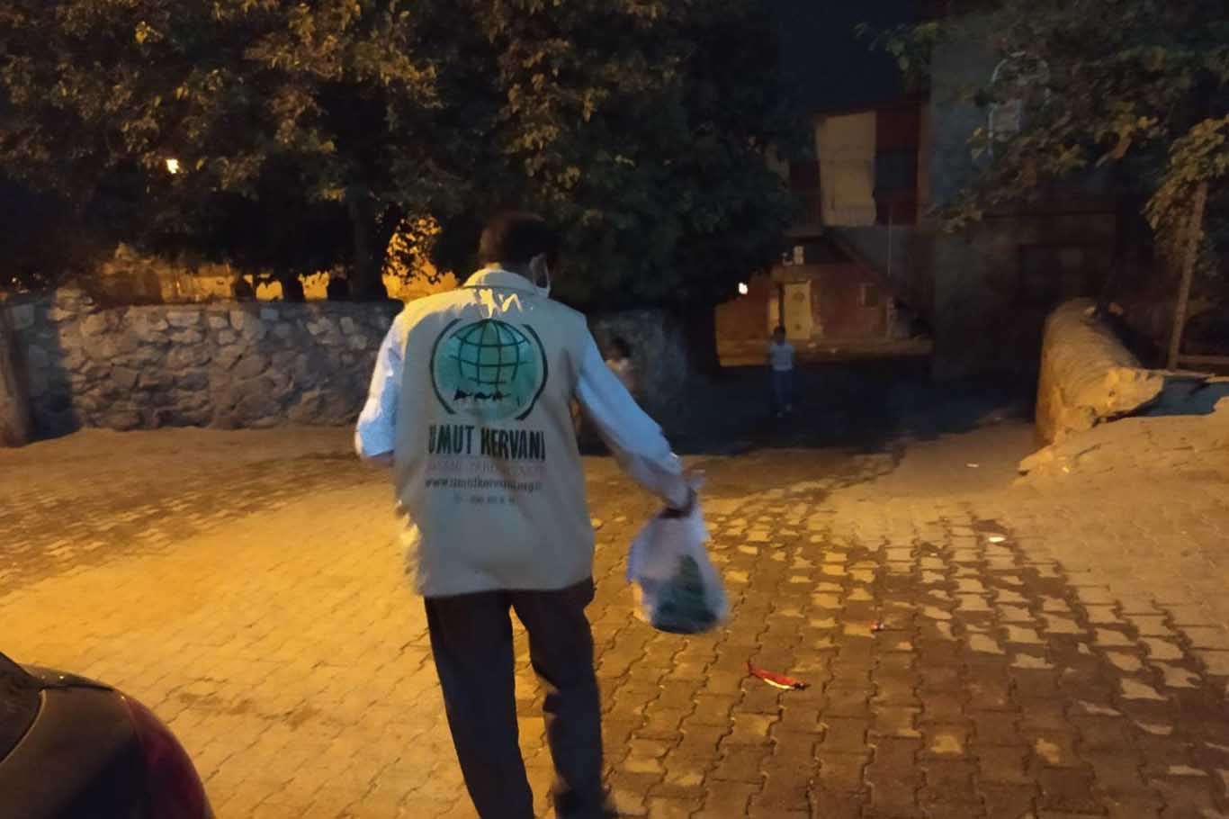 Mardin Umut Kervanı Mevlid Kandili münasebetiyle yardım kartı dağıttı