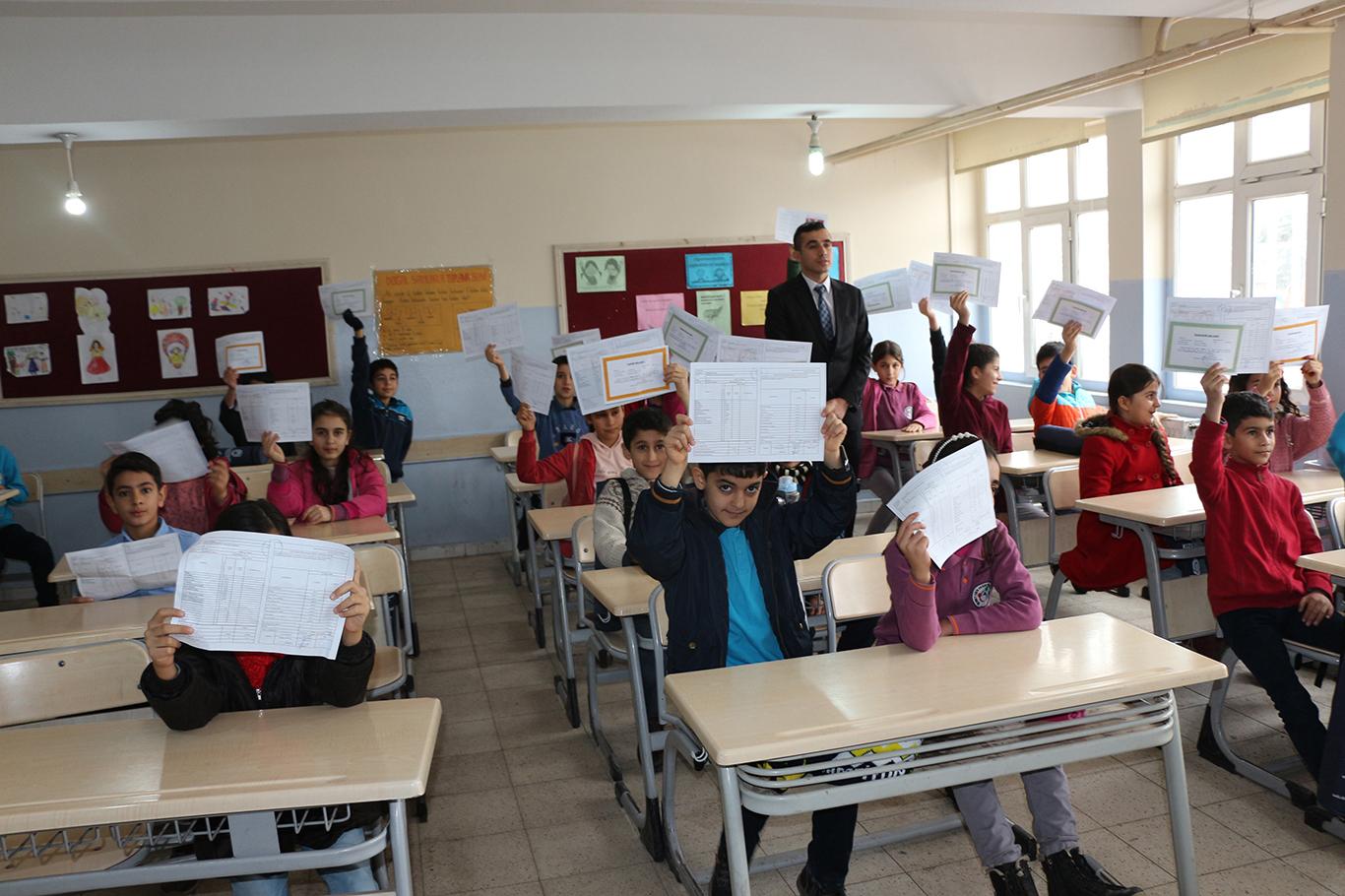 Mardin'de 250 bin öğrenci karne heyecanı yaşadı