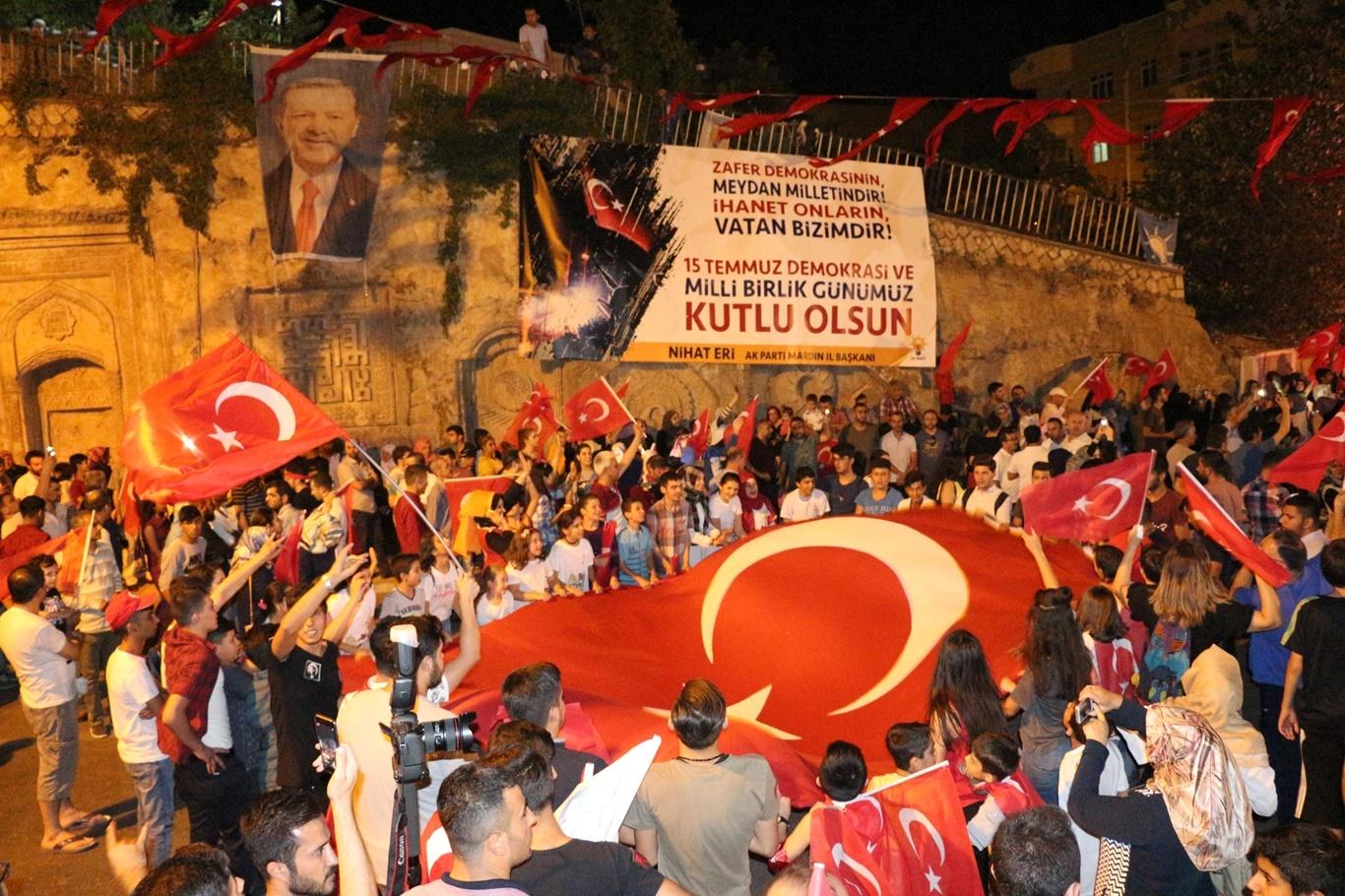 Mardinliler darbenin yıldönümünde meydanlarda
