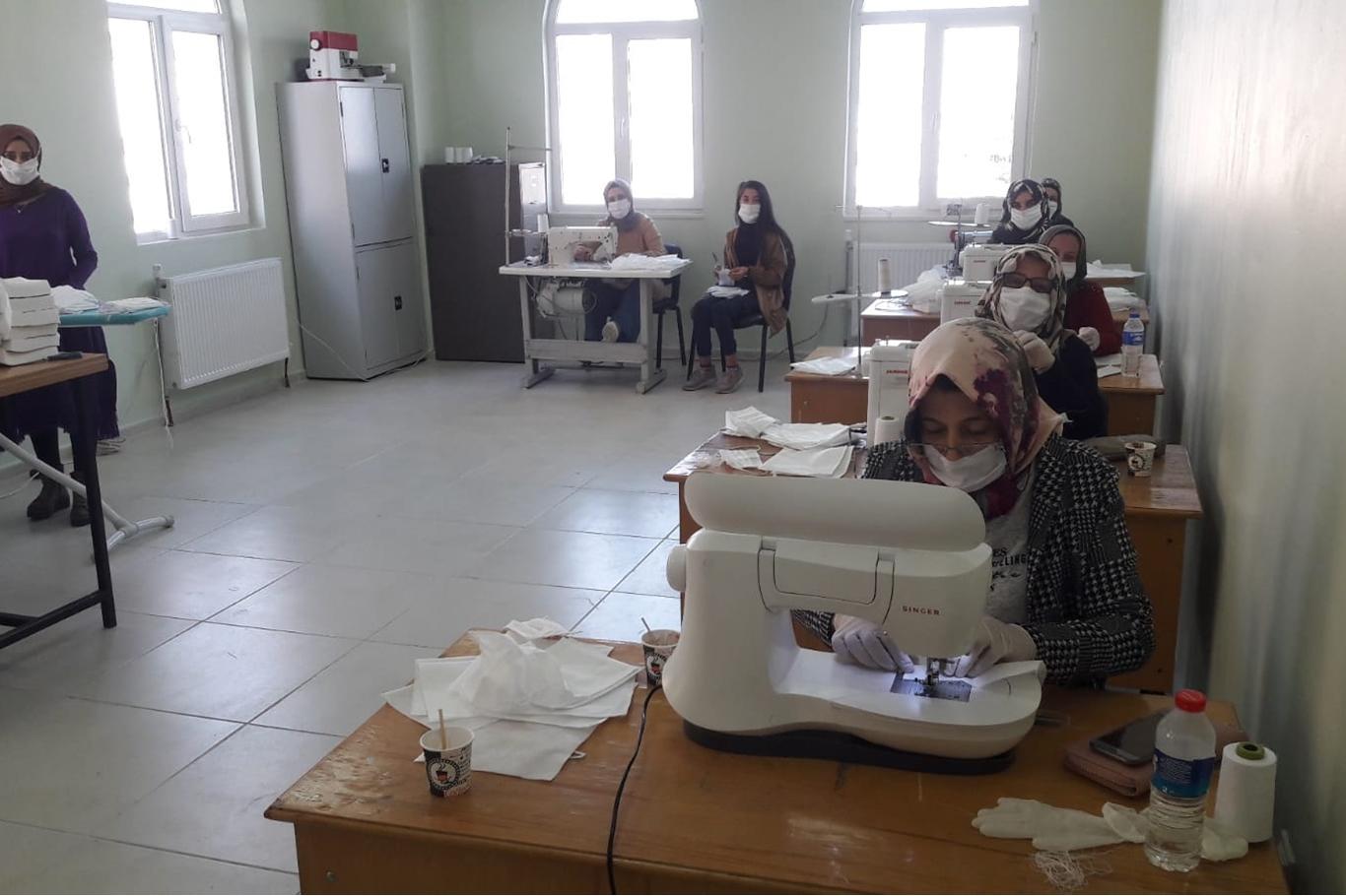 Midyat Halk Eğitim Merkezi’nde maske üretimine başlandı