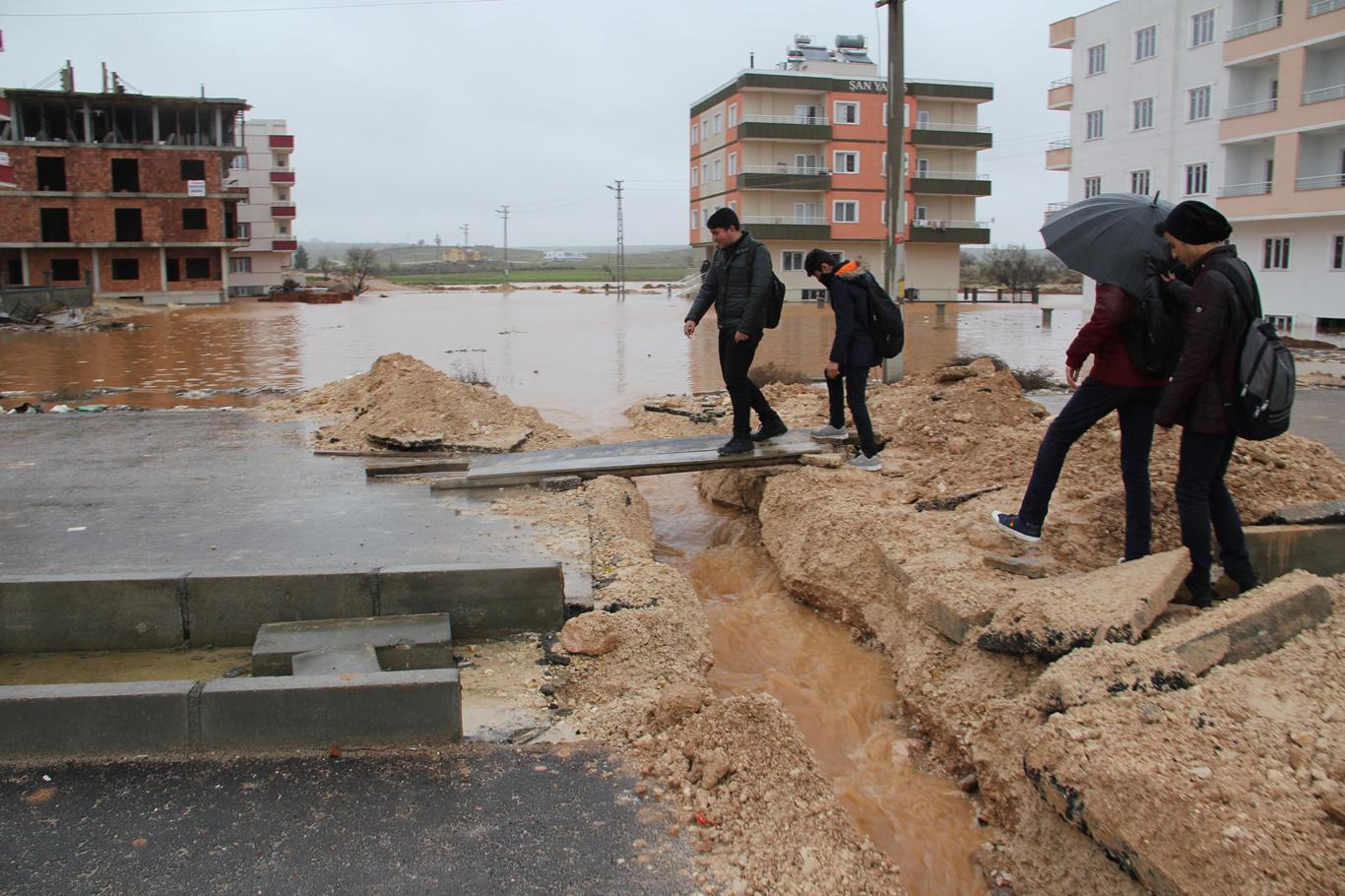 Midyat'ta sağanak su baskınlarına neden oldu