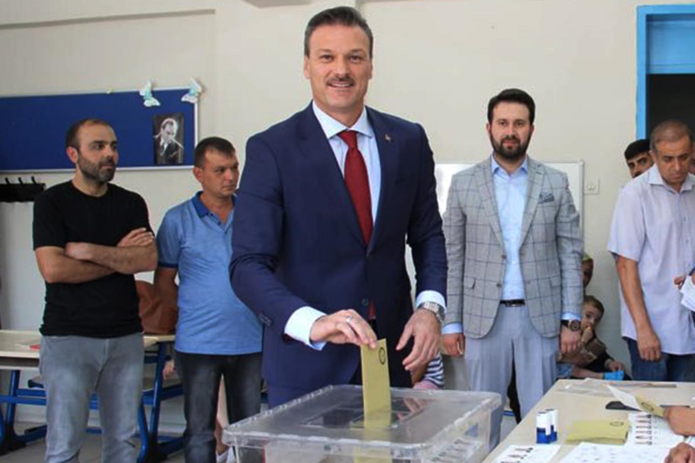 Milletvekili seçilen Özalan babasını kaybetti