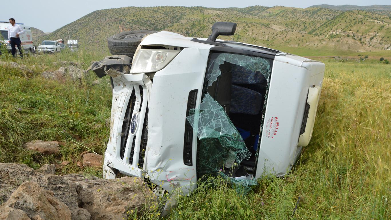 Minibüs şarampole yuvarlandı: 4 kişi yaralandı