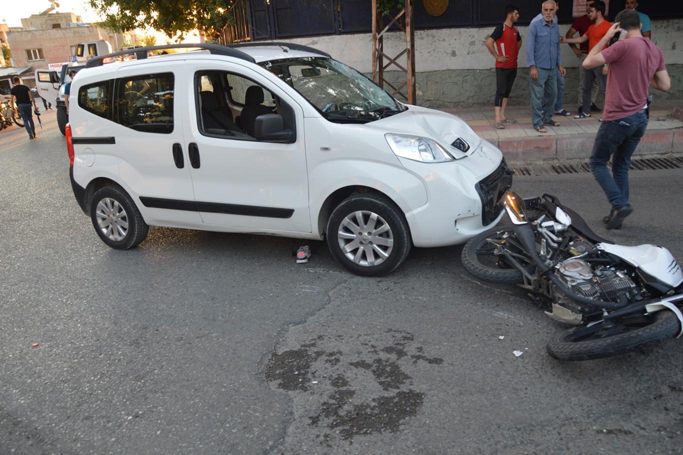 Motosiklet ile hafif ticari araç kafa kafaya çarpıştı: 2 yaralı