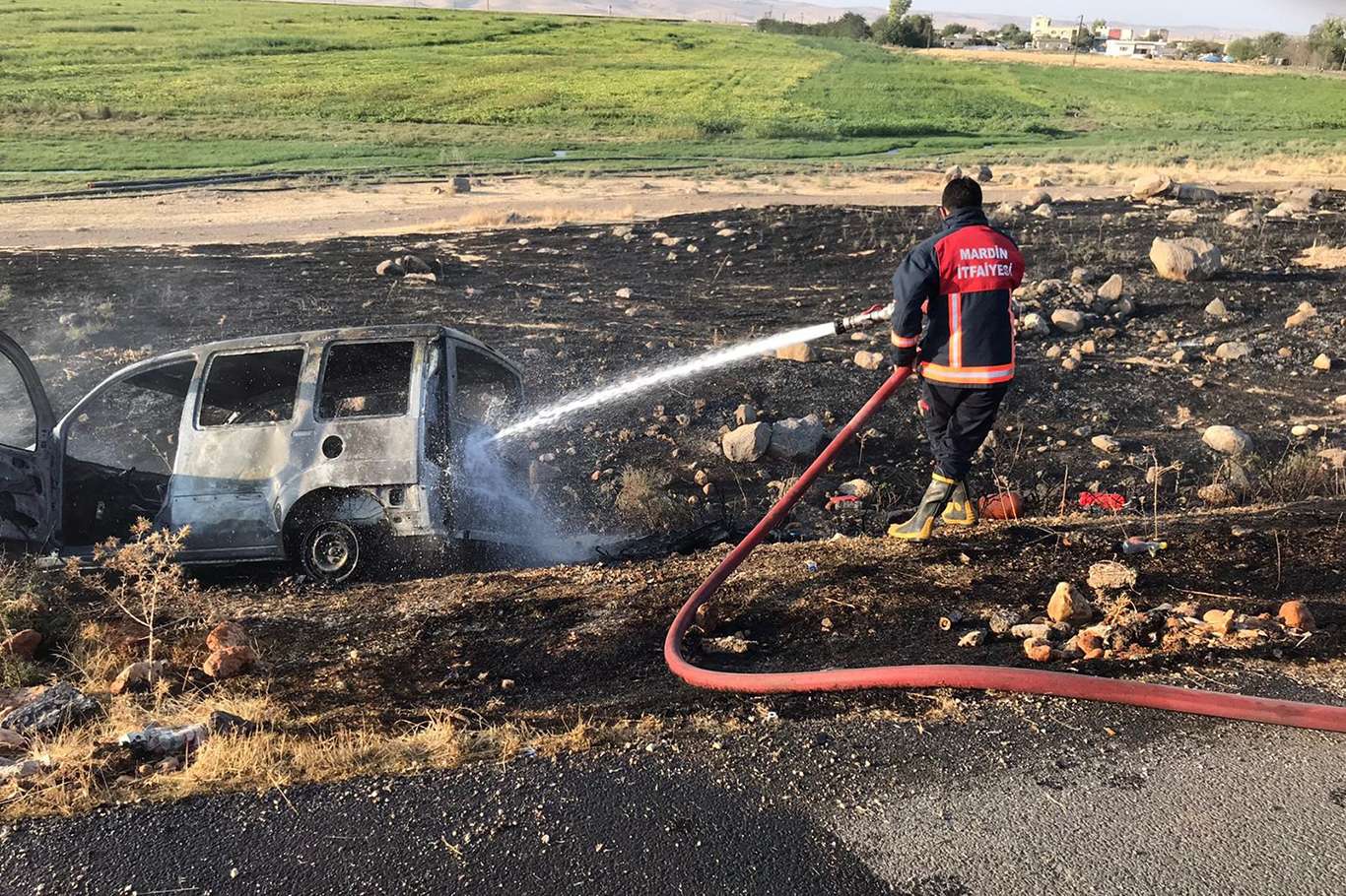 Nusaybin’de seyir halindeki araç yandı