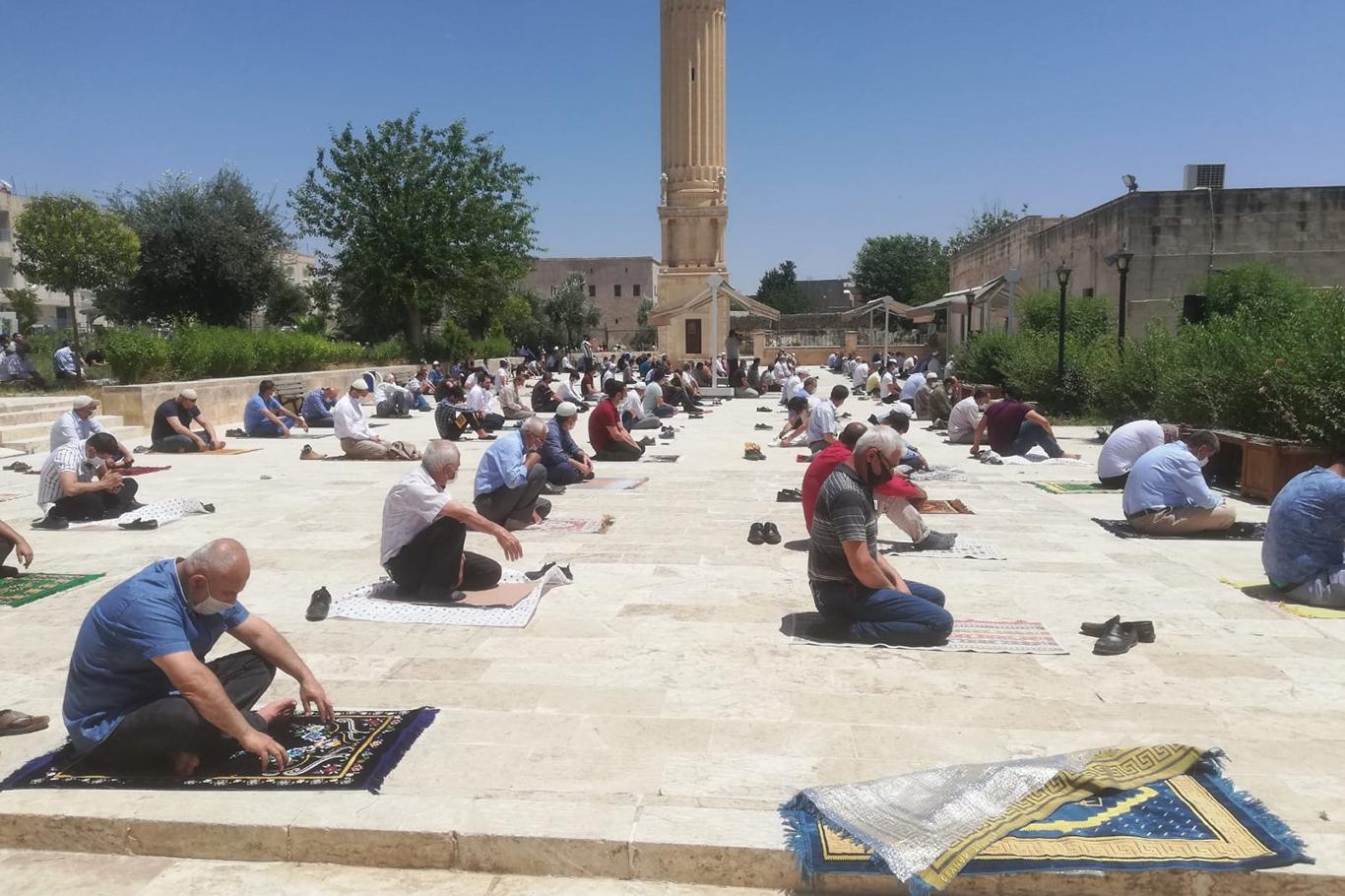 Nusaybinli vatandaşlar aylar sonra cemaatle namaz kıldı