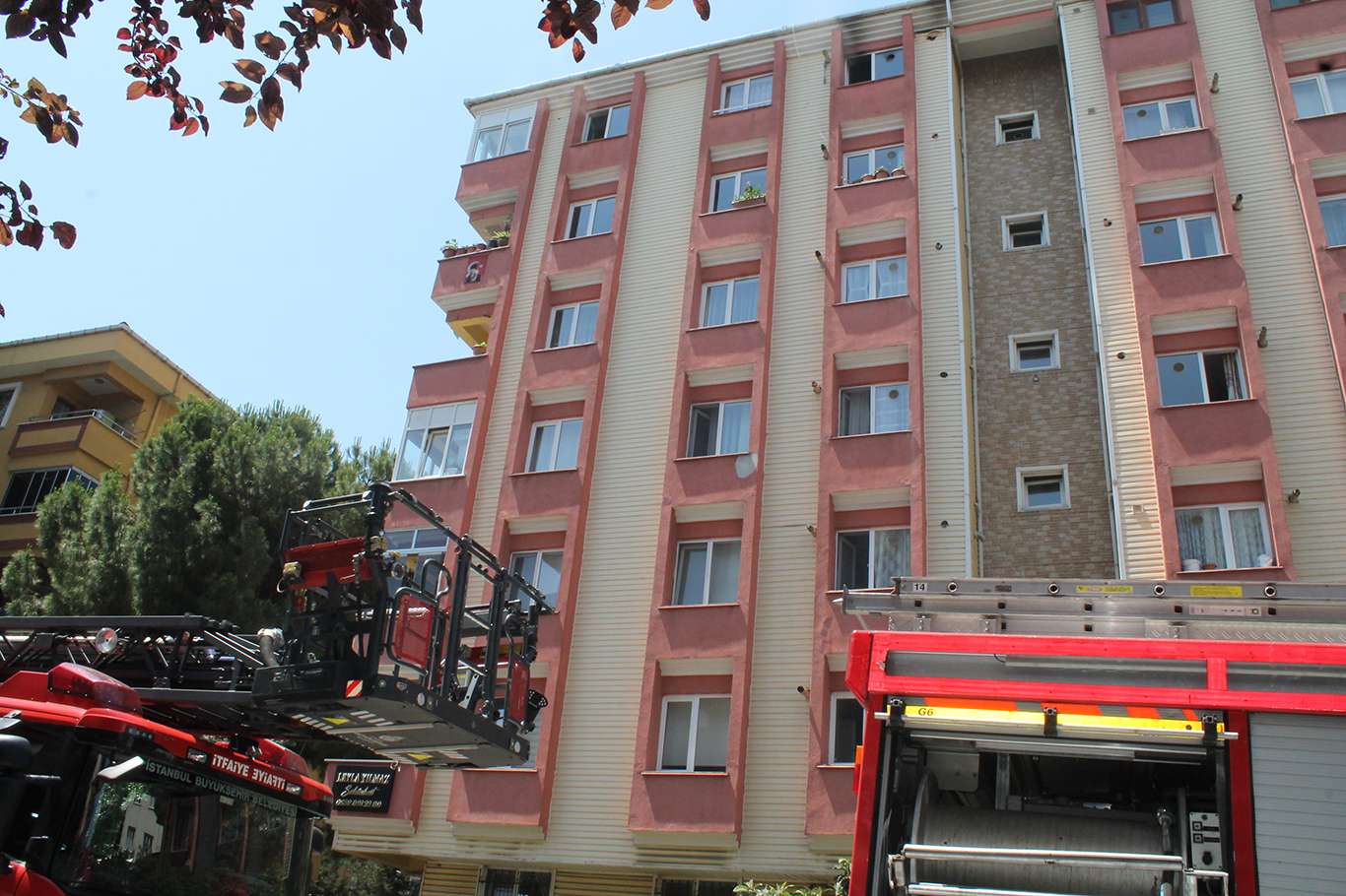 Ocakta unutulan yemek yangına neden oldu: 2 kişi dumandan etkilendi