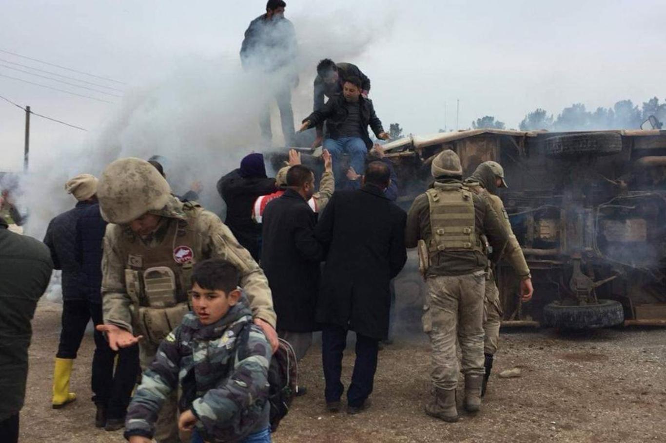 Öğrenci servisi ile otomobil çarpıştı: 8 yaralı